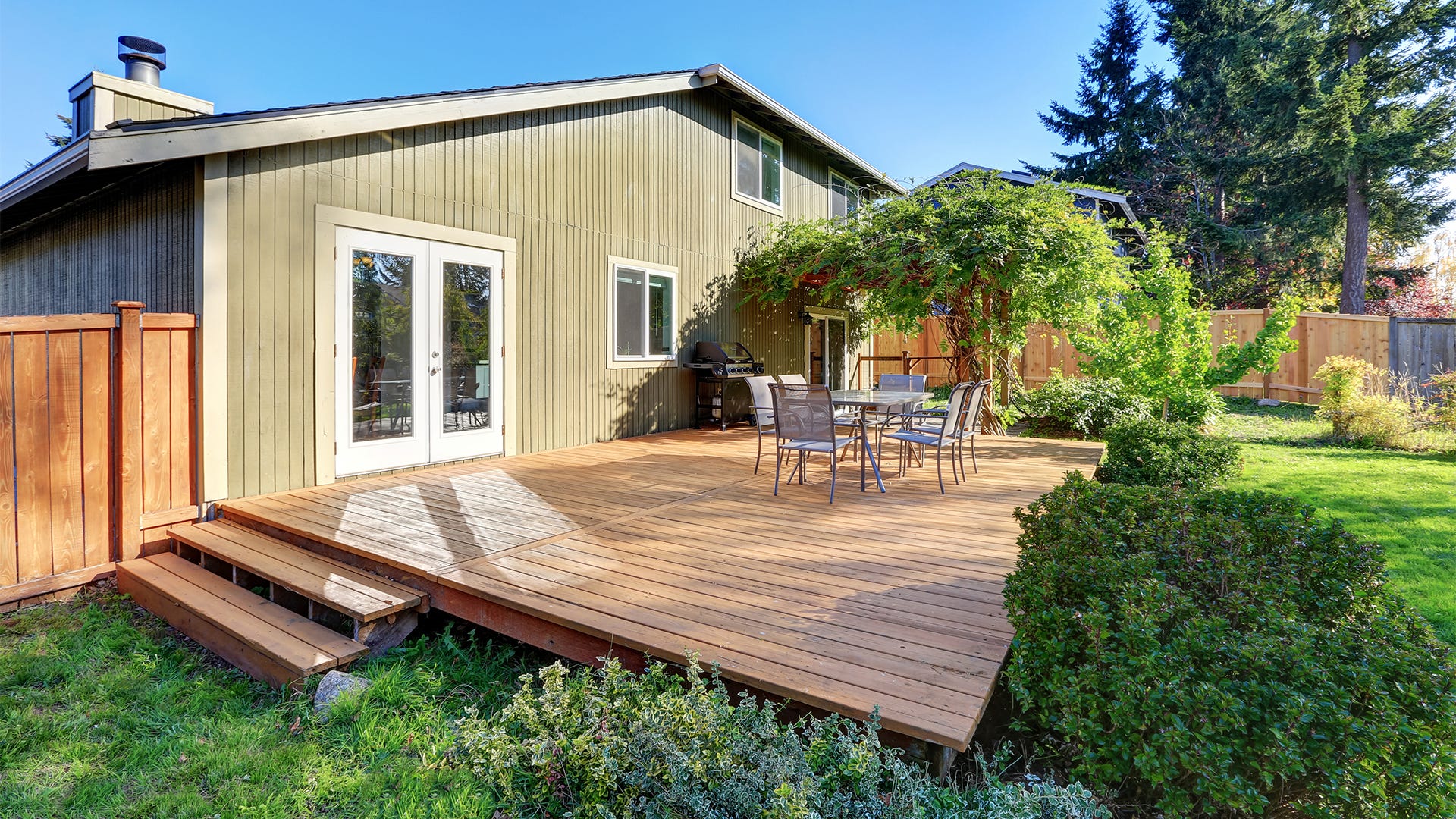 Cleaning wood decks: These tips will help!